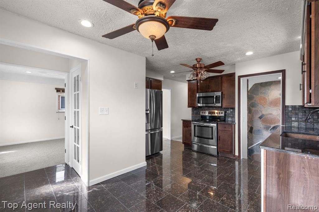18027 Curtain Avenue, Eastpointe, MI 48021 — Photo 8