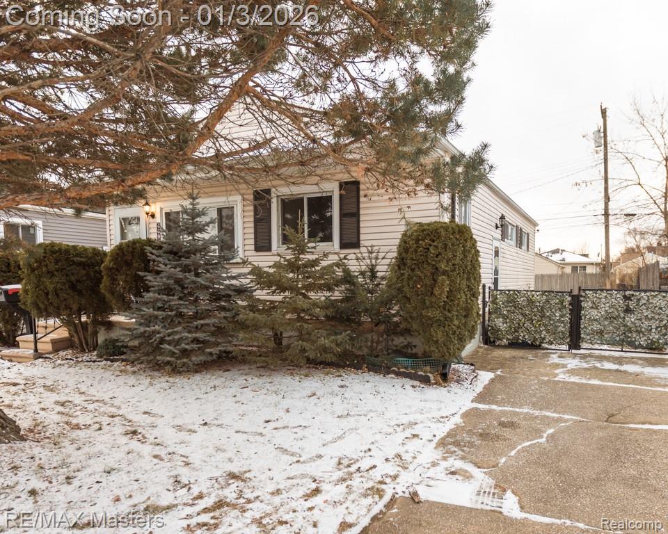 4696 Syracuse Street, Dearborn Heights, MI 48125 — front exterior