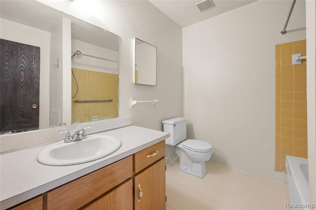 7538 Manor Circle, 102, Westland, MI — Photo 16