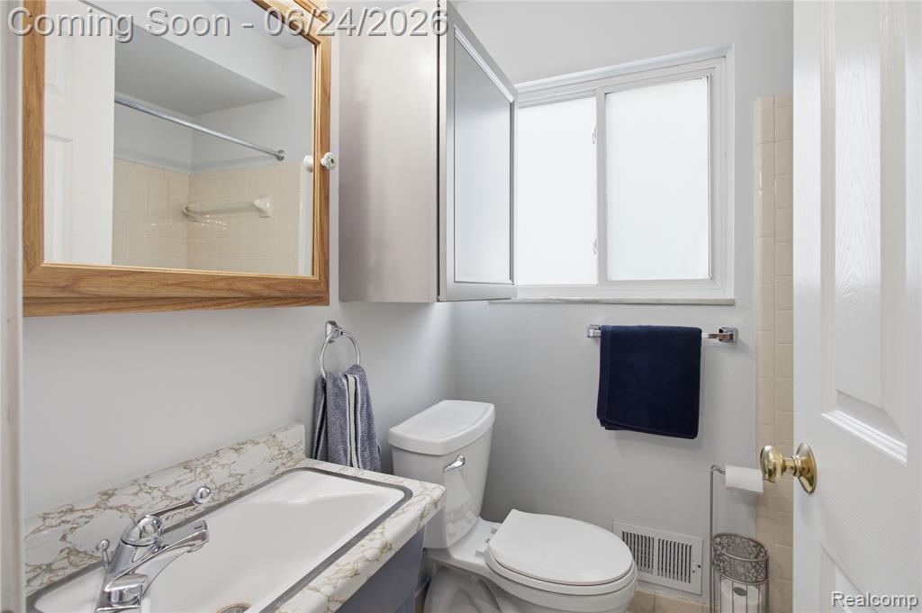 20644 Hollywood Street, Harper Woods, MI 48225 — Photo 12