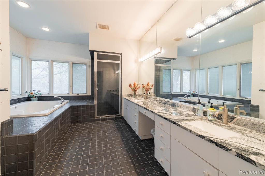 4599 RAVINE Drive, Bloomfield Hills, MI 48301 — Photo 22