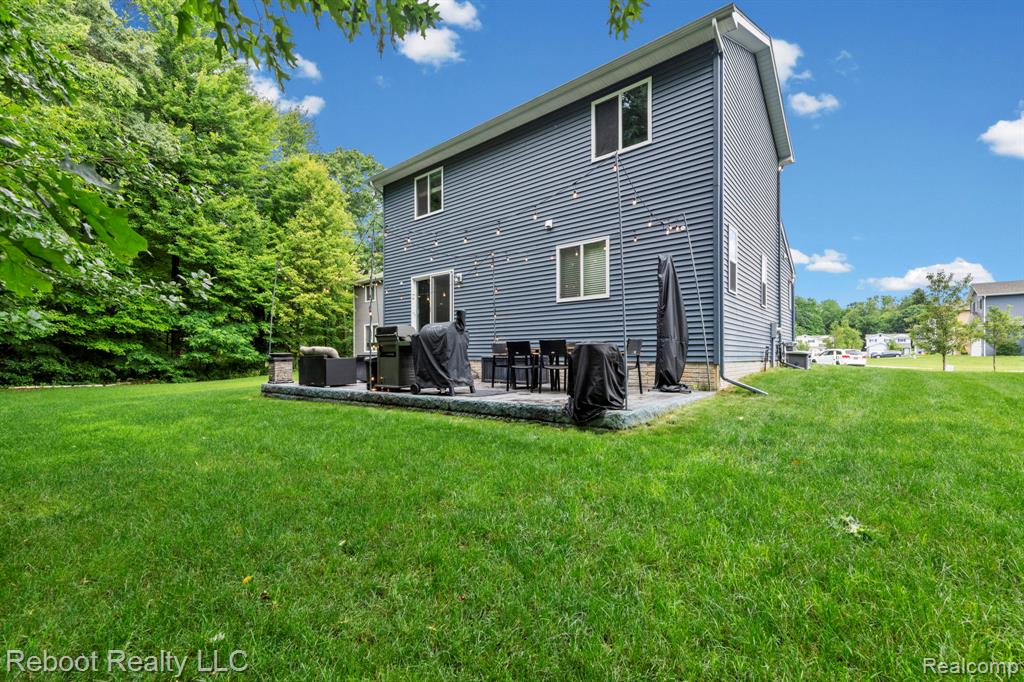 6555 Skylar Lane, Waterford, MI 48327 — Photo 2