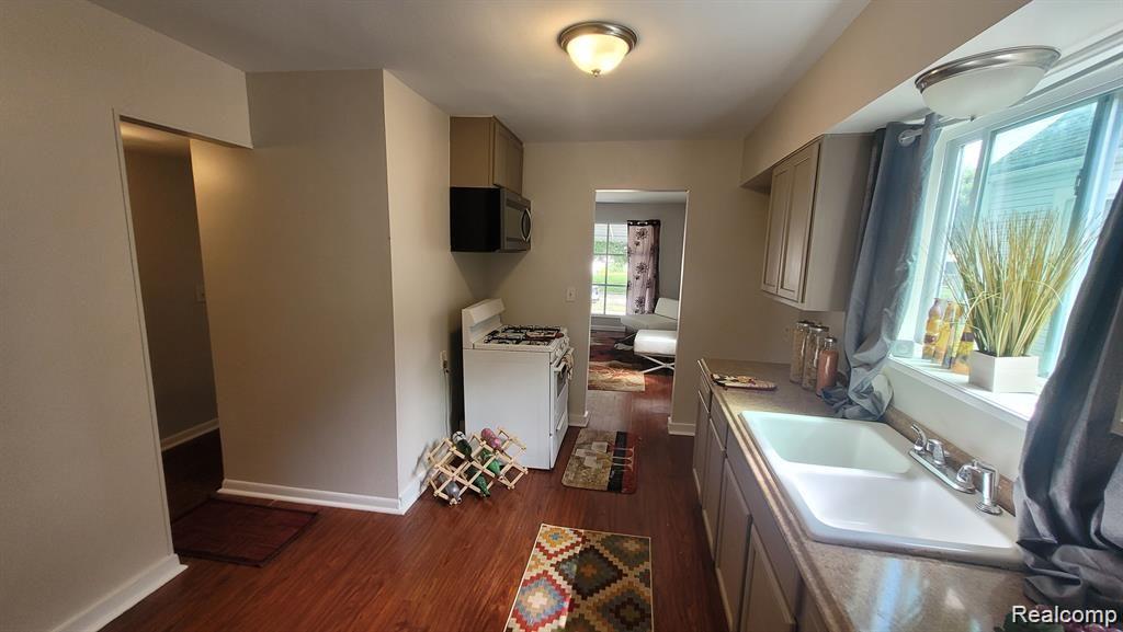 606 E MILTON Avenue, Hazel Park, MI 48030 — Photo 4