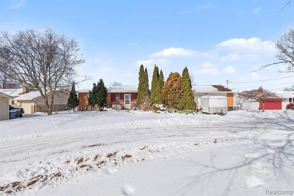 4100 Four Lakes Avenue, Linden, MI 48451 — front exterior