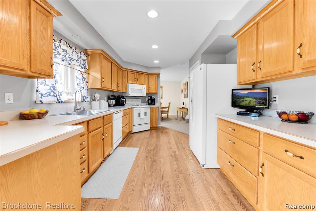 5280 Brantford Court, Grand Blanc, MI 48439 — Photo 13