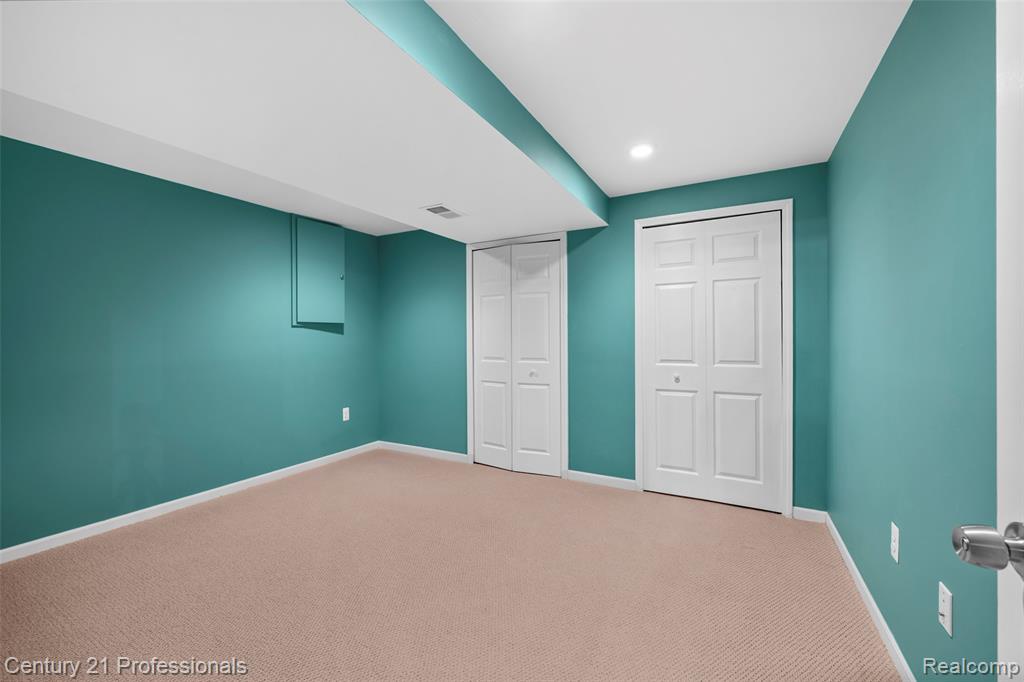 40121 Streamwood Court, Sterling Heights, MI 48310 — Photo 23
