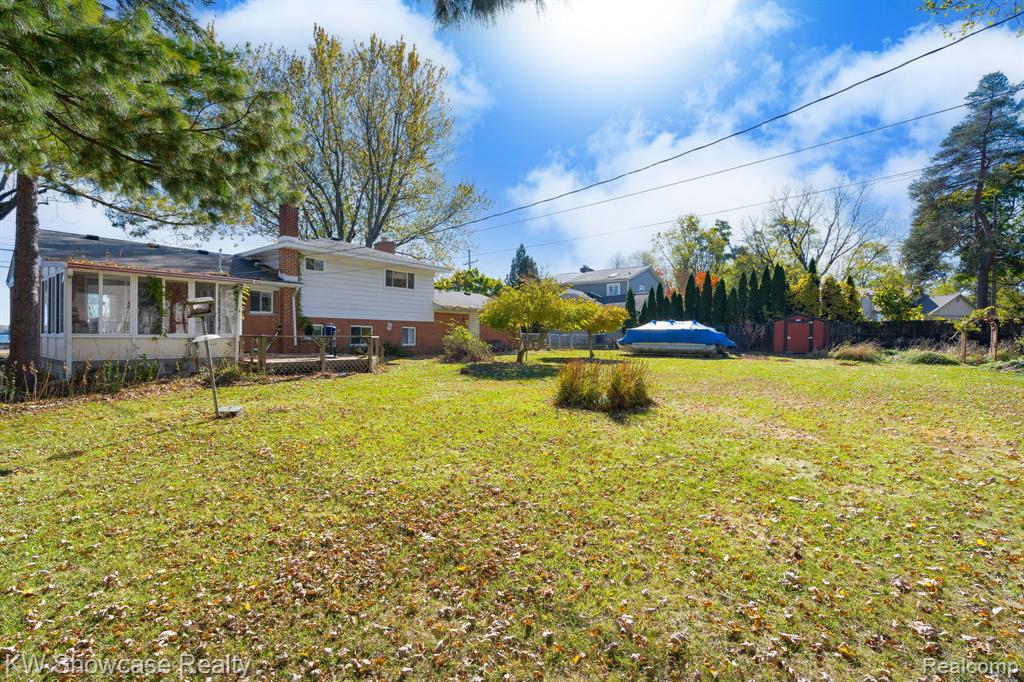 5274 Cooley Lake Road, Waterford, MI 48327 — Photo 13