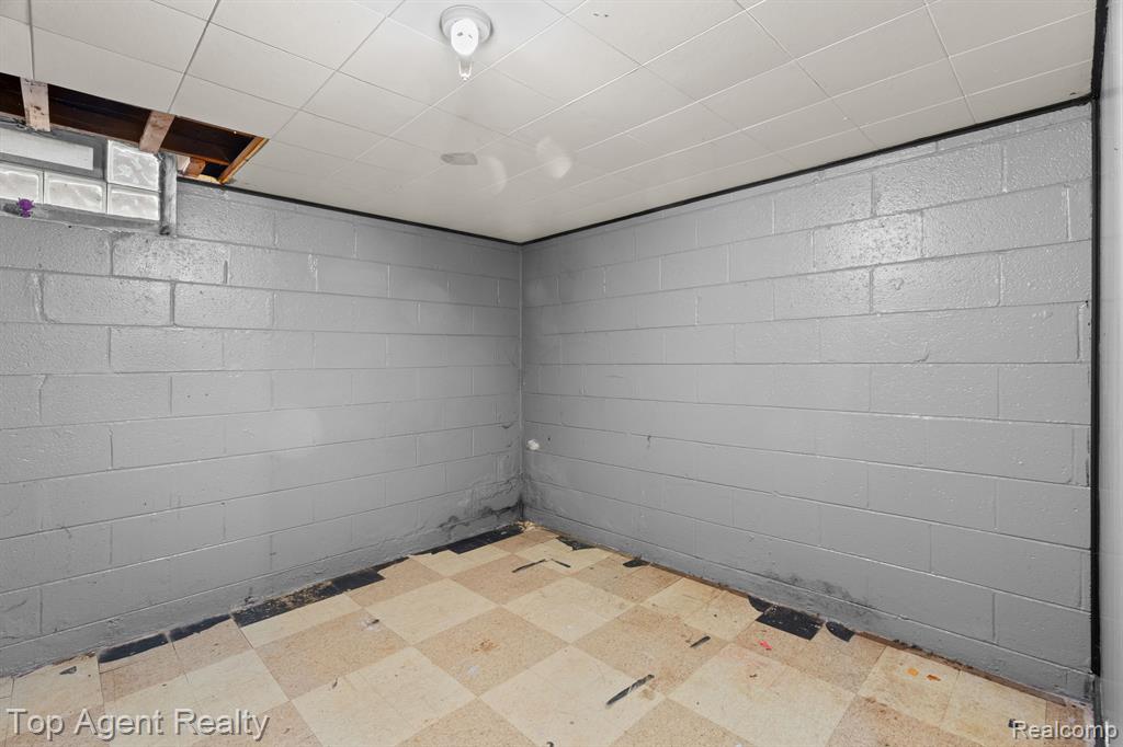 9319 MERRIMAN Road, Livonia, MI 48150 — Photo 22