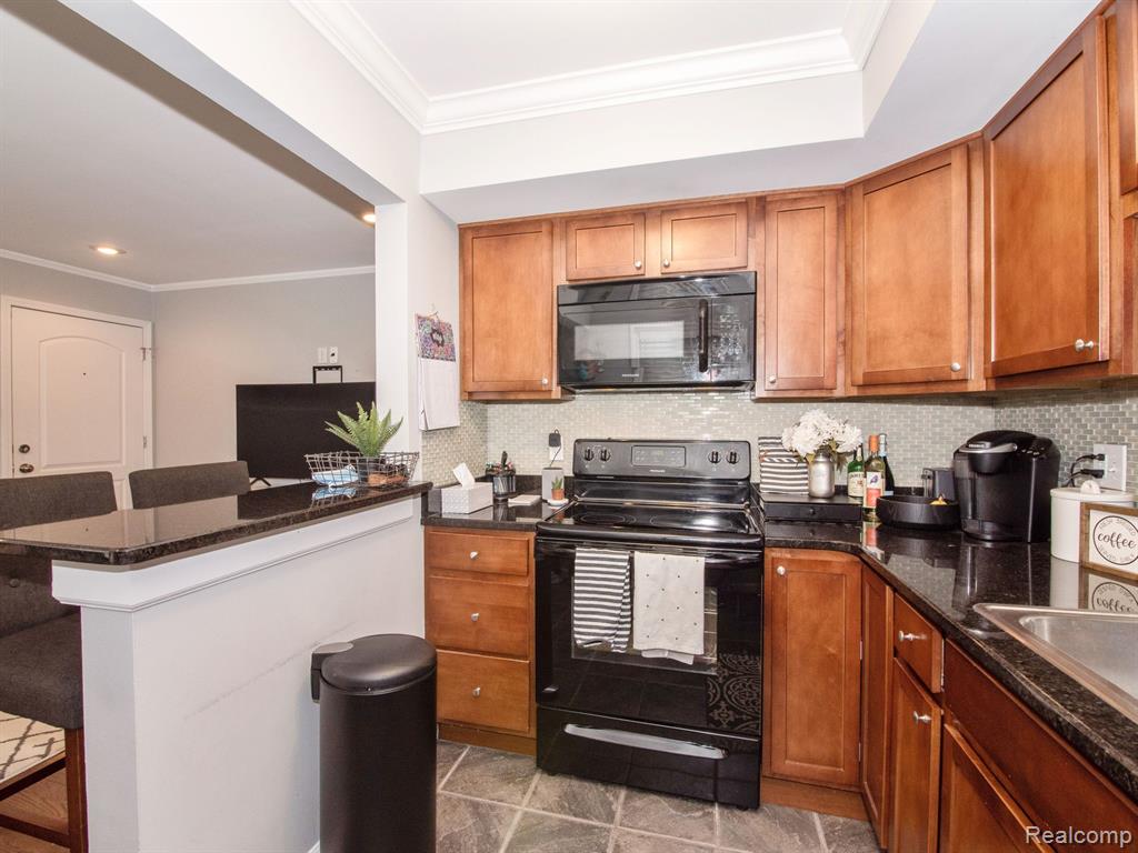 621 E Lincoln Avenue, Royal Oak, MI 48067 — Photo 12