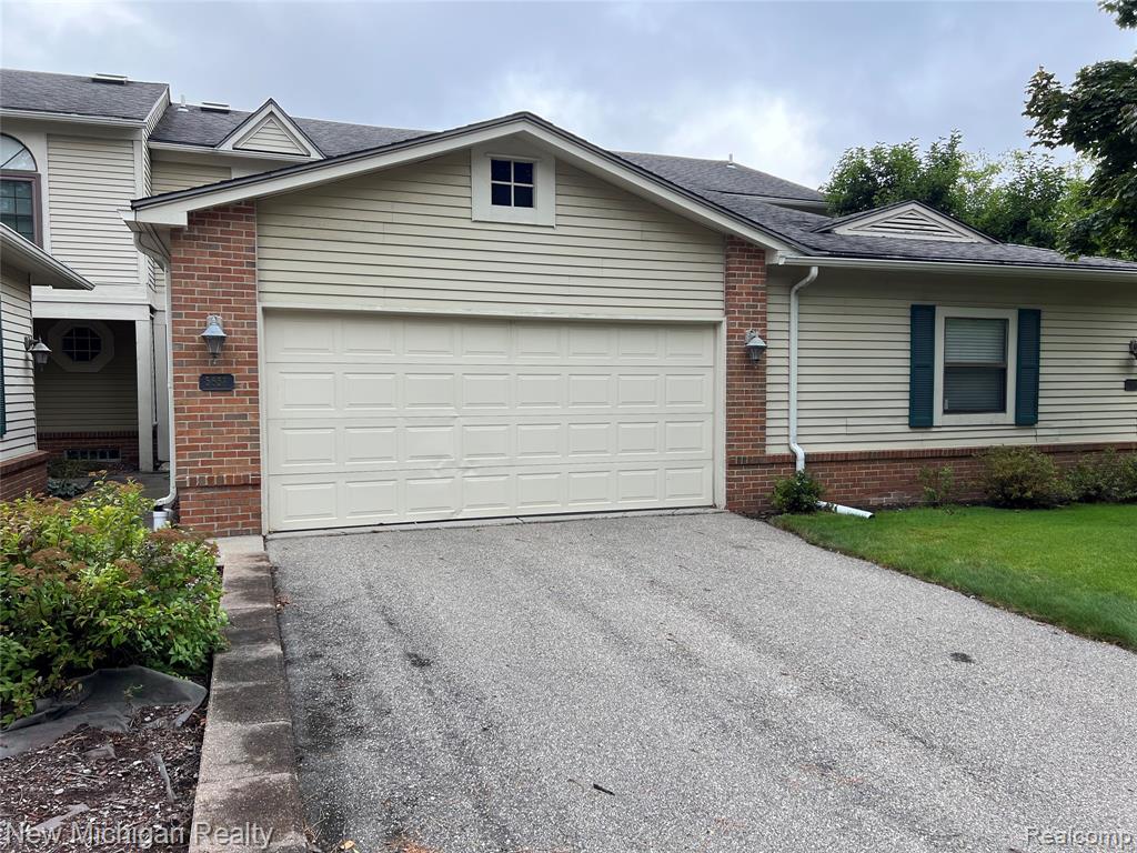 5658 DRAKE HOLLOW Drive E, West Bloomfield, MI — front exterior
