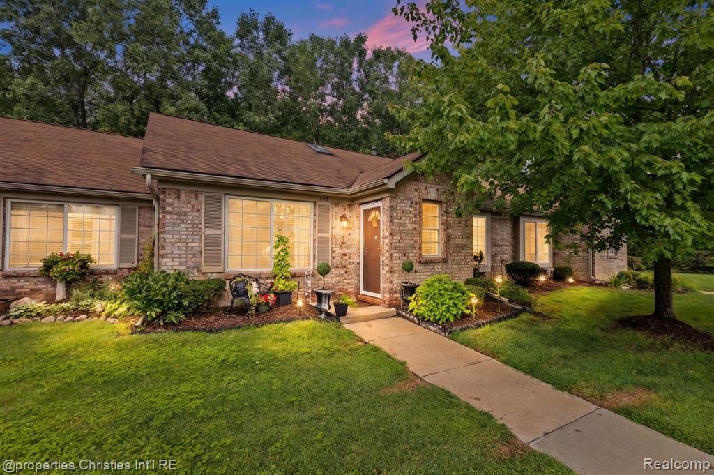 323 Countryside Court, Highland, MI