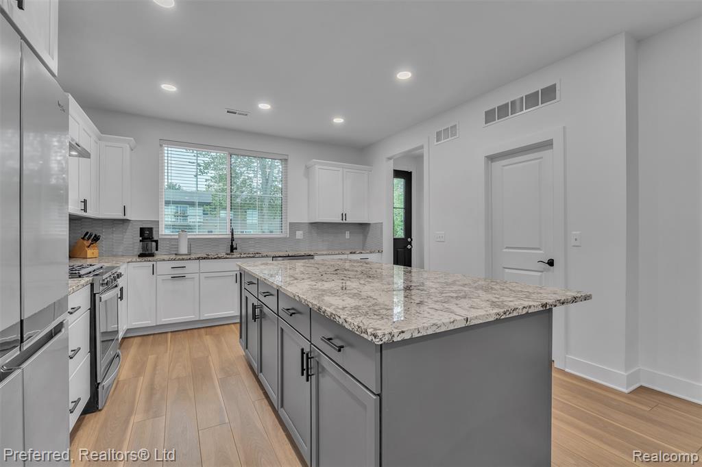 5264 Cooley Lake Road, Waterford, MI 48327 — Photo 17