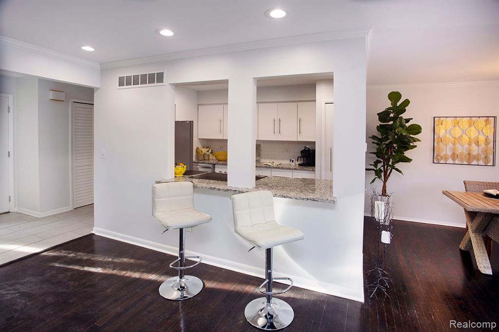 984 STRATFORD Lane E, Bloomfield Hills, MI 48304 — Photo 11