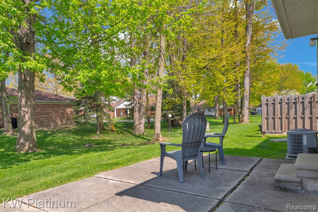 38215 Maple Forest Boulevard E, Harrison Township, MI — Photo 38