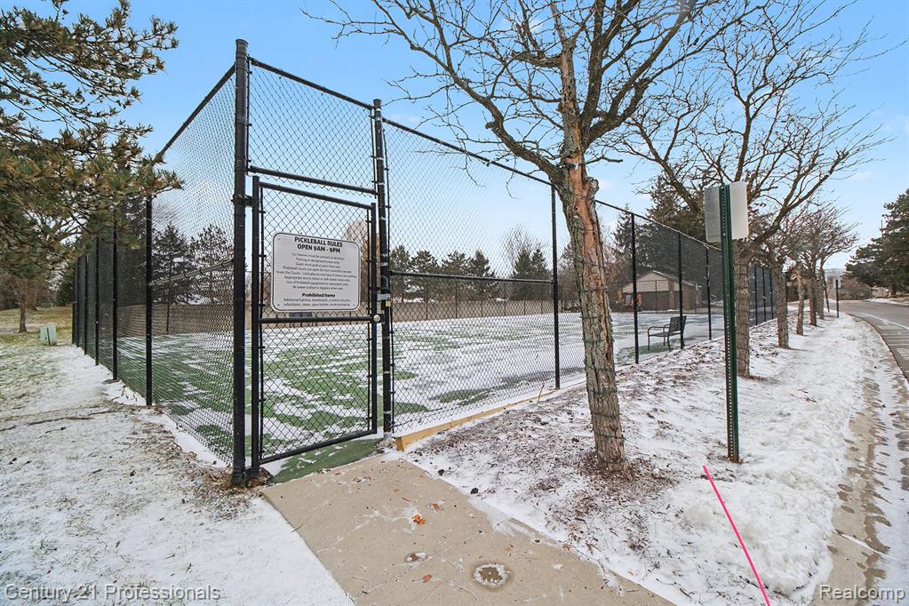 6680 Ridgefield Circle, 102, West Bloomfield, MI — Photo 22
