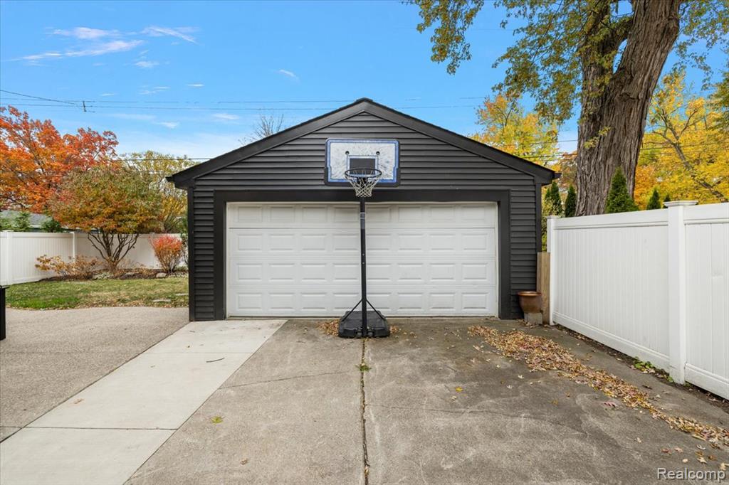 606 Golf Avenue, Royal Oak, MI 48073 — Photo 15