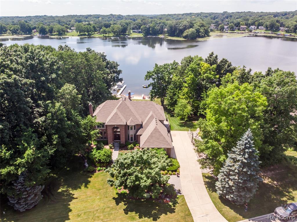 3166 W Beach Lake Drive, Milford, MI, 48380