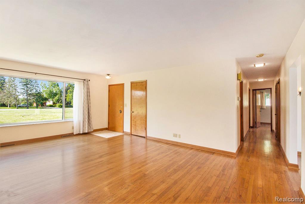 12105 Hegel Road, Goodrich Vlg, MI — Photo 5