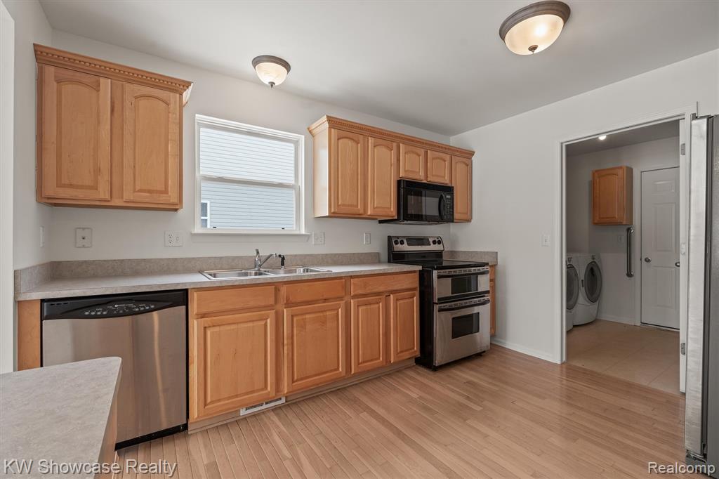 462 Woodhaven Drive, Commerce Twp, MI 48390 — Photo 11