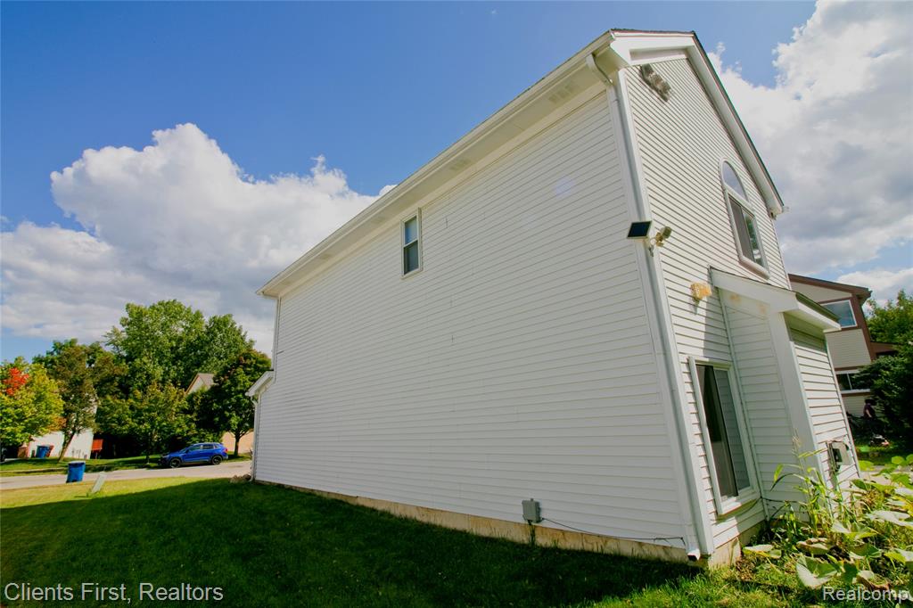 8543 Barrington Drive, Ypsilanti, MI 48198 — Photo 12