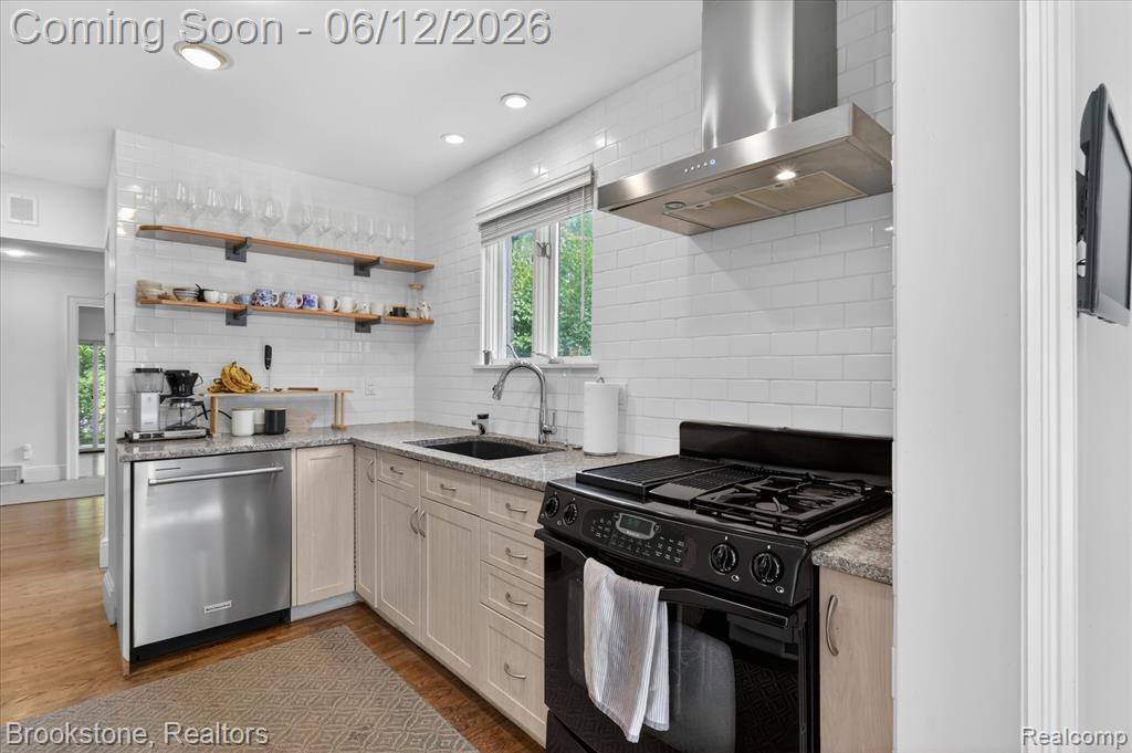 8926 Lincoln Drive, Huntington Woods, MI — Photo 18