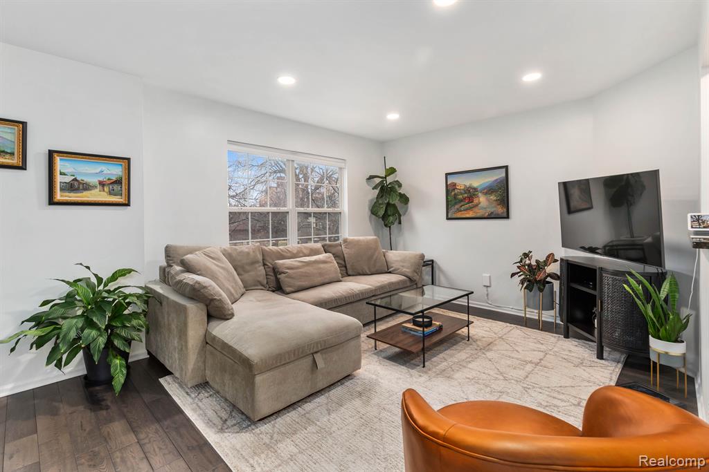 815 PALLISTER Street, Detroit, MI 48202 — Photo 3
