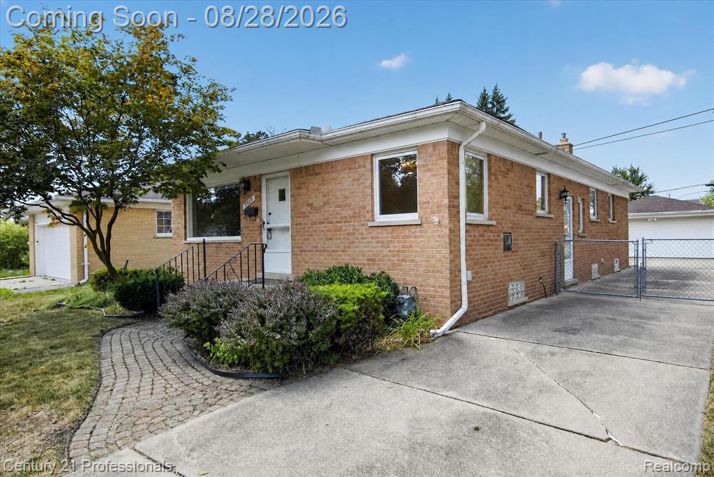 7523 Robindale Avenue, Dearborn Heights, MI 48127