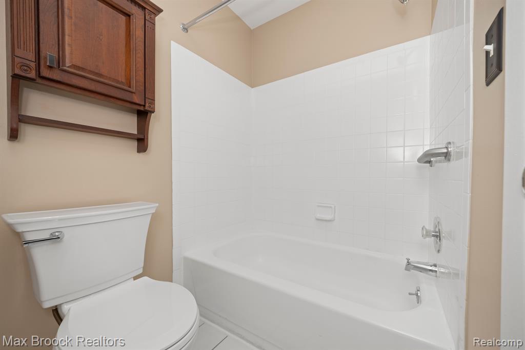 5605 DRAKE HOLLOW Drive W, West Bloomfield, MI — Photo 25