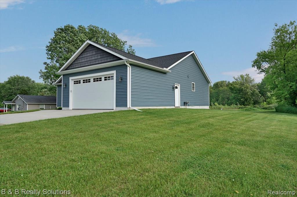 437 Angle Road, Lapeer, MI 48446 — Photo 3