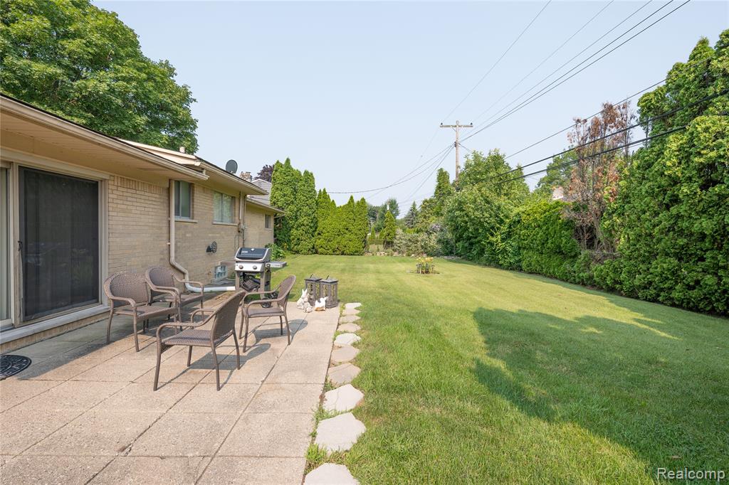 956 Blairmoor Court, Grosse Pointe Woods, MI 48236 — Photo 24