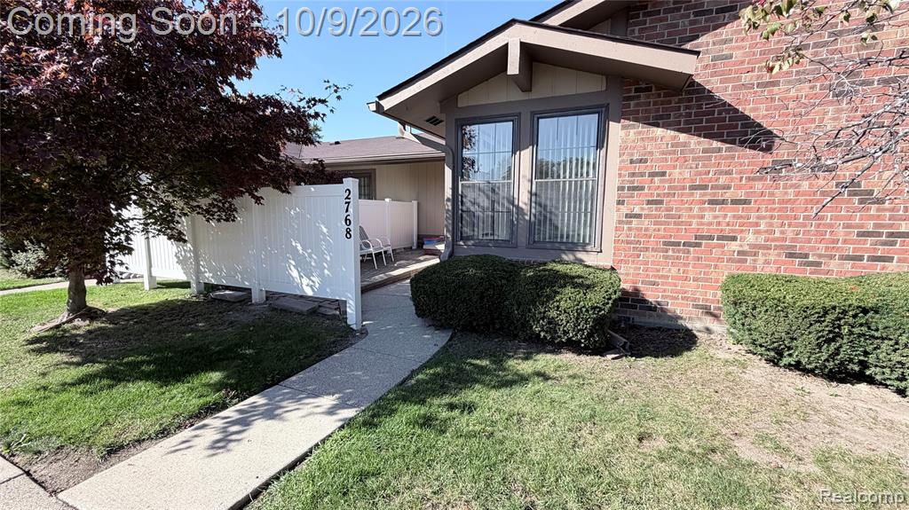 2768 Roundtree Drive, Troy, MI 48083