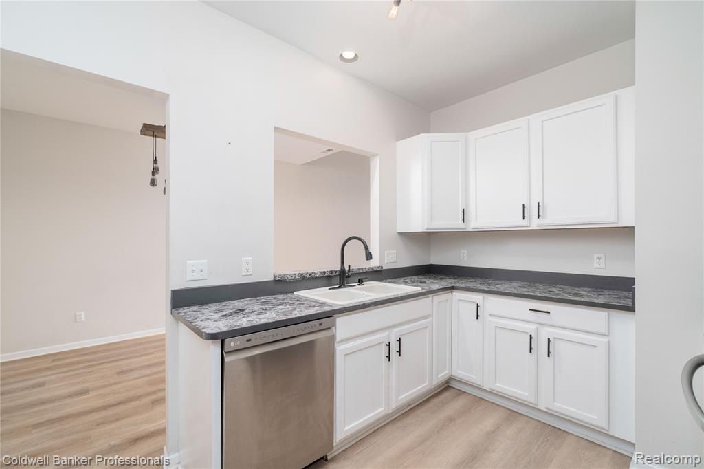 2104 Trailway Court, Commerce Twp, MI 48390 — Photo 15