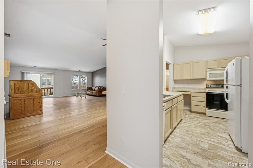 4885 Oak Hill Drive, 20, Waterford, MI 48329 — Photo 4