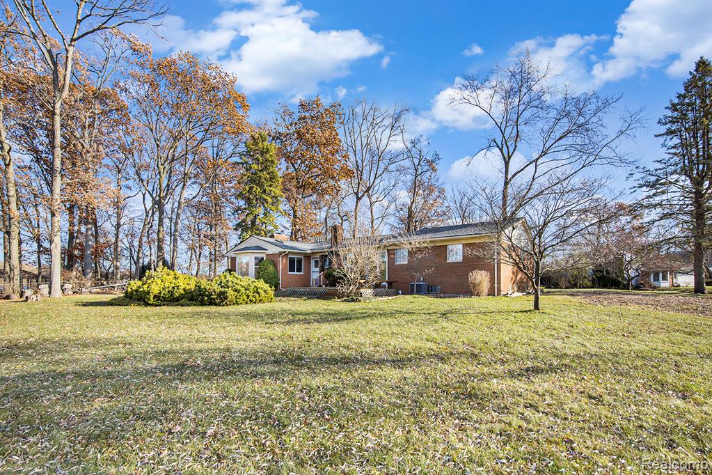 736 Beachway Drive, White Lake, MI 48383 — Photo 28