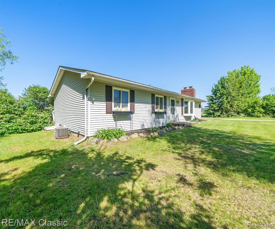 11589 OWOSSO Road, Fowlerville, MI 48836 — Photo 8