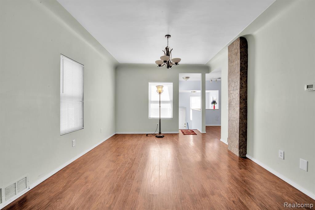 555 CHESTNUT Street, Wyandotte, MI 48192 — Photo 16