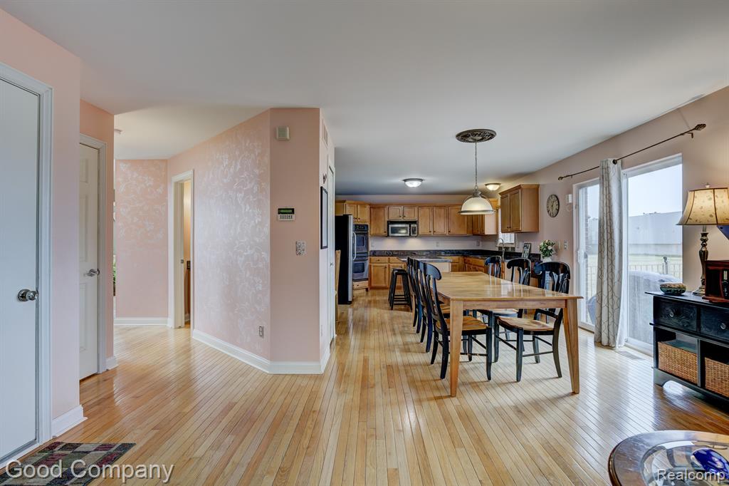 755 OAK POINT Lane, Madison Heights, MI 48071 — Photo 17