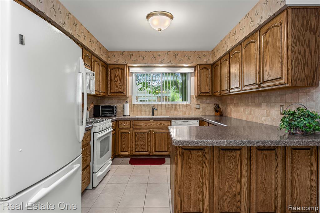 5487 Boros Drive, Troy, MI 48085 — Photo 12