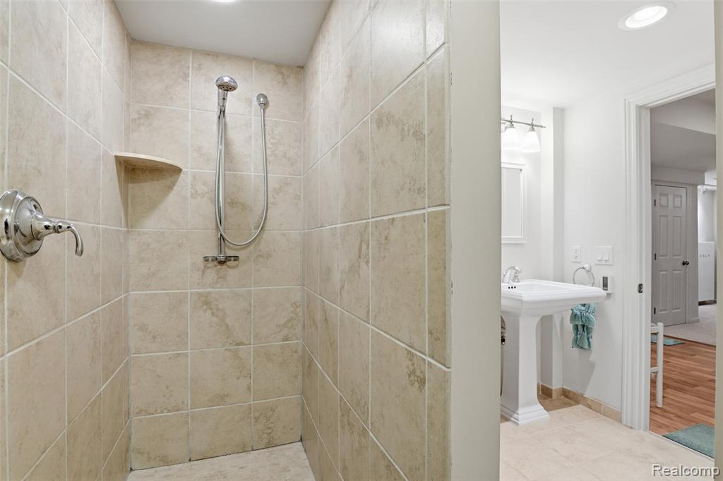 628 Green Road, Ann Arbor, MI 48105 — Photo 32