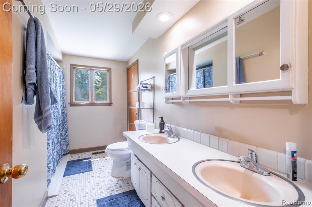 5444 Mary Ann Court, Grand Blanc, MI 48439 — Photo 23