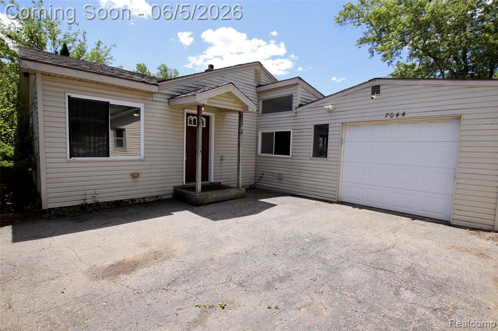 7044 Desmond Road, Waterford, MI 48329 — Photo 54