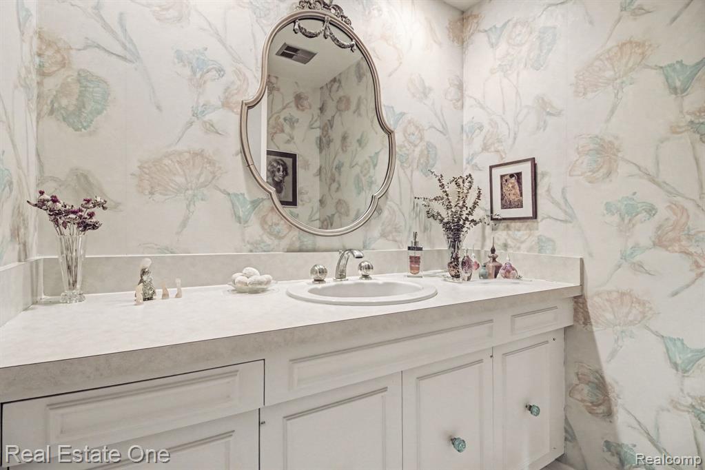 7174 Creeks Crossing, West Bloomfield, MI — Photo 23