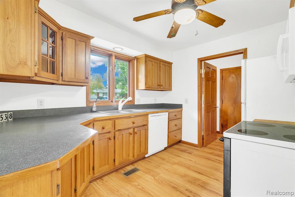 538 N Neeper Street, Capac, MI 48014 — Photo 9