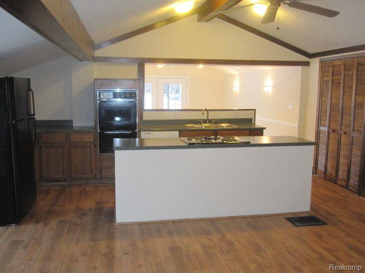 320 DEAN Street, Milford, MI 48381 — Photo 2
