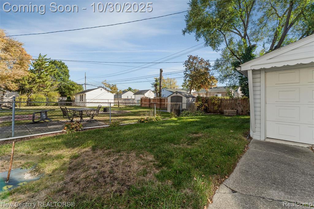 621 W Harwood Avenue, Madison Heights, MI 48071 — Photo 24