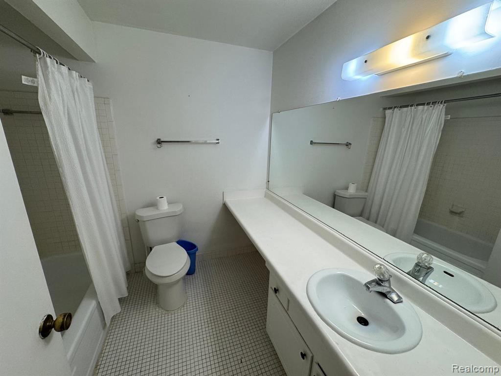 587 E Fox Hills Drive, Bloomfield, MI 48304 — Photo 10