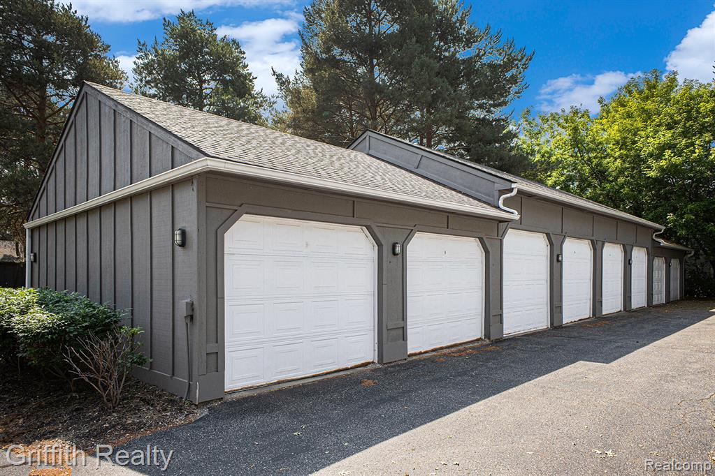 1217 Curzon Court, 203, Howell, MI 48843 — Photo 15