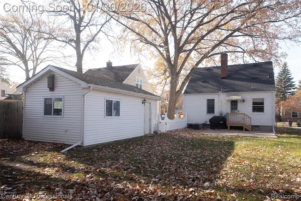 900 N Rembrandt Avenue, Royal Oak, MI 48067 — Photo 8