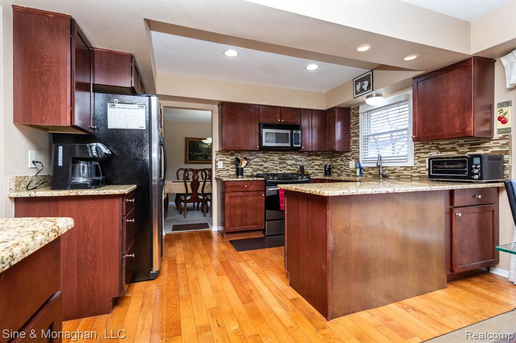 5082 Westmoreland Drive, Troy, MI 48085 — Photo 9