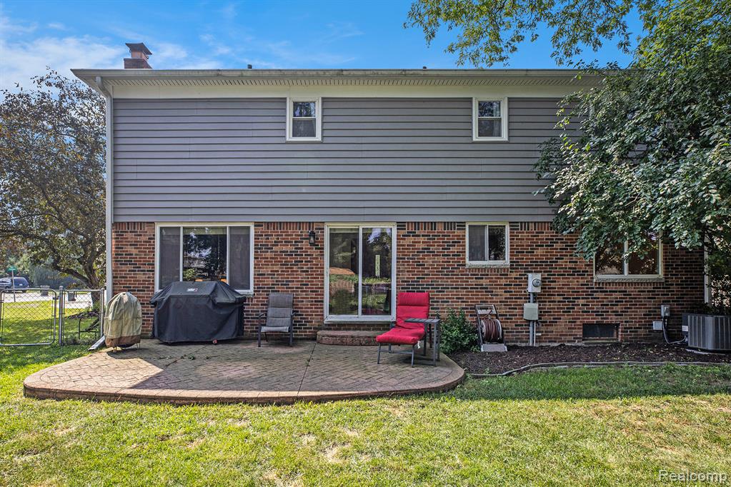 5049 Surrey Drive, Sterling Heights, MI 48310 — Photo 21